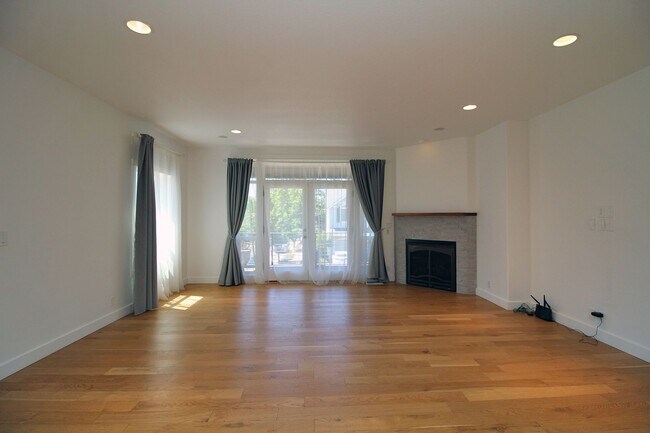 Building Photo - Stunning Modern 4 Bedroom/4 Bath Home Back...
