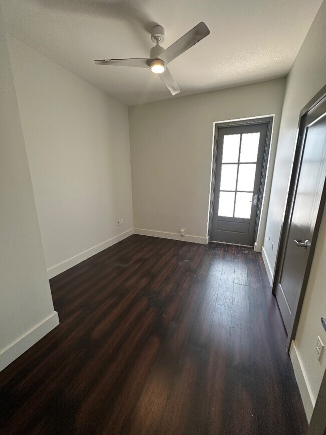 Foto del edificio - Modern 2-Bed, 2-Bath with In-Unit Laundry + Off-Street Parking on S Norman C. Francis Pkwy
