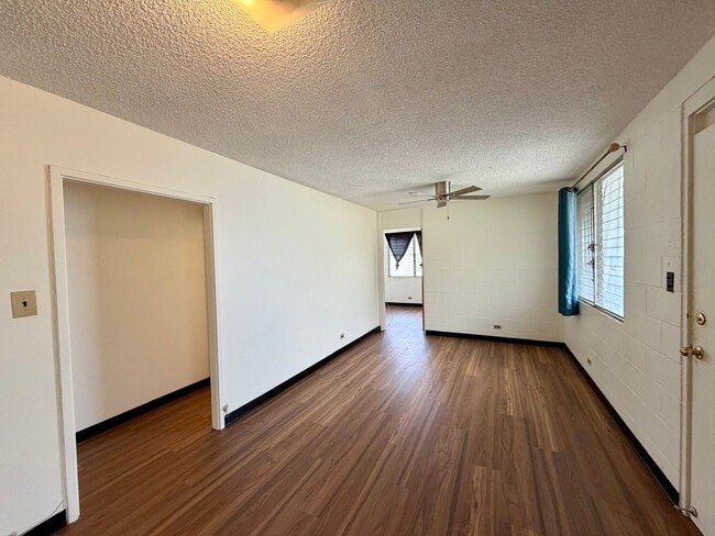 Building Photo - Punchbowl: 3 Bed, 1.25 Bath Apartment with 3 Tandem Parking Spots