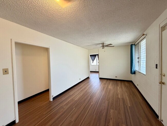 Foto del edificio - Punchbowl: 3 Bed, 1.25 Bath Apartment with 3 Tandem Parking Spots
