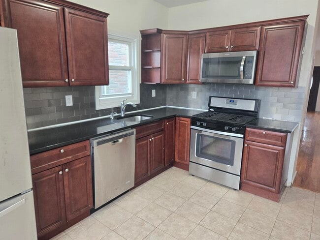 Foto del edificio - 46-48-48 Washington Pkwy