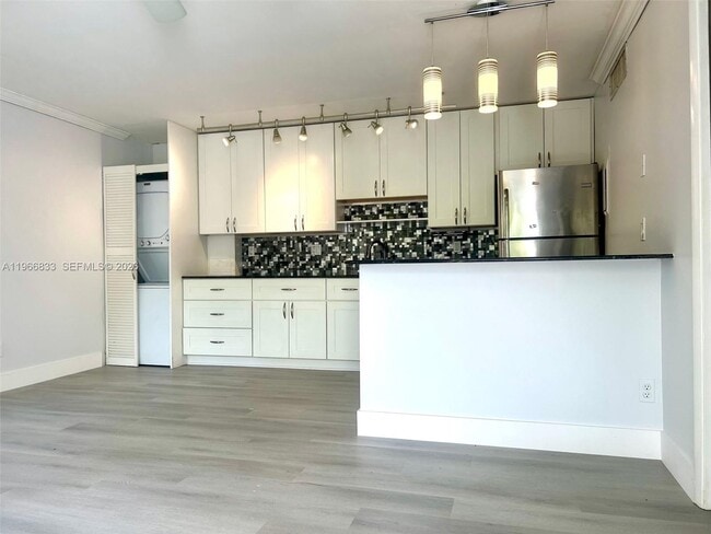 Foto del edificio - 645 Executive Center Dr