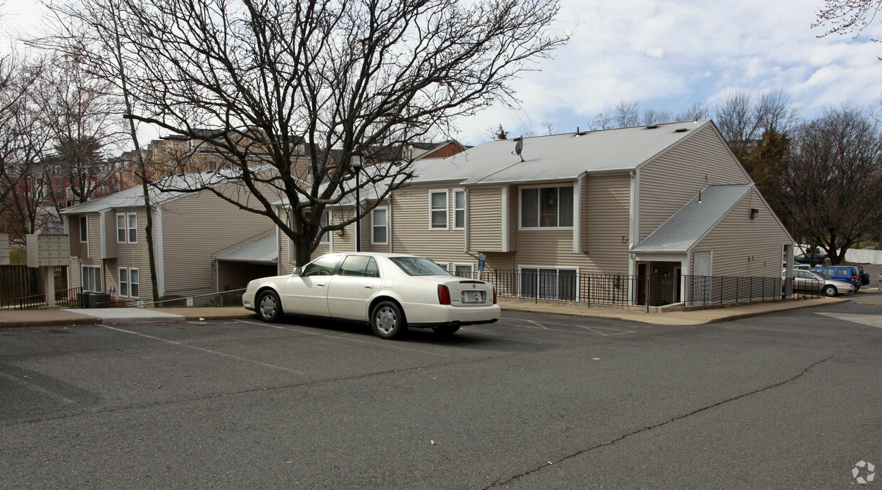 Foto principal - Tysons Landing Apartments