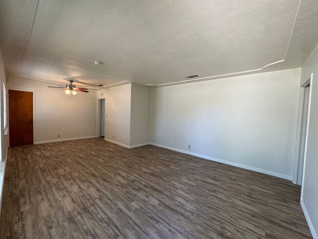 Foto del edificio - 2426 E Dayton Ave