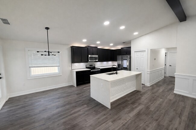 Building Photo - Charming 3-Bed Oasis with Granite Elegance on Pentas Lane!