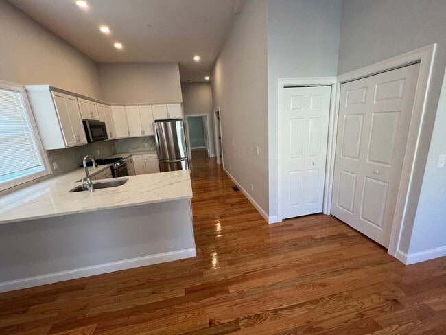 Building Photo - HOT THREE BED TWO BATH IN SOMERVILLE