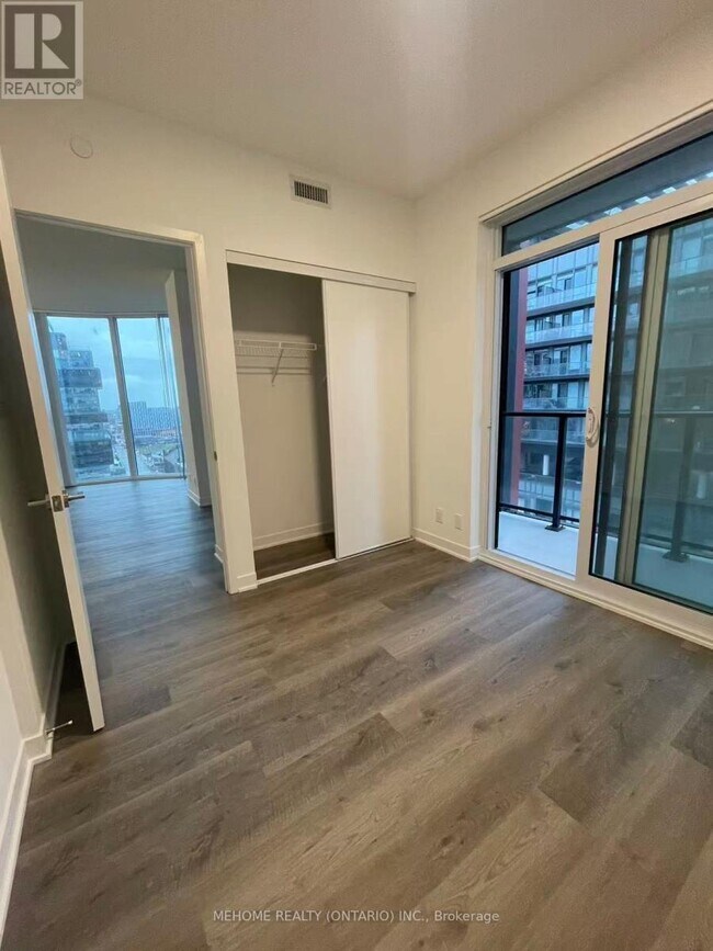 Photo du bâtiment - 180 Front St E