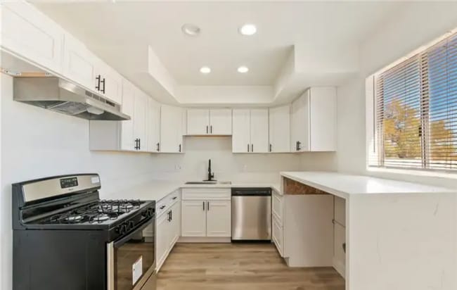 Building Photo - Stylish & Spacious: Newly Renovated 3 Bedr...