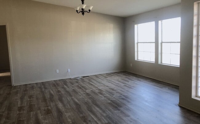 Building Photo - 3+2 Split Floor plan home in New Kingman