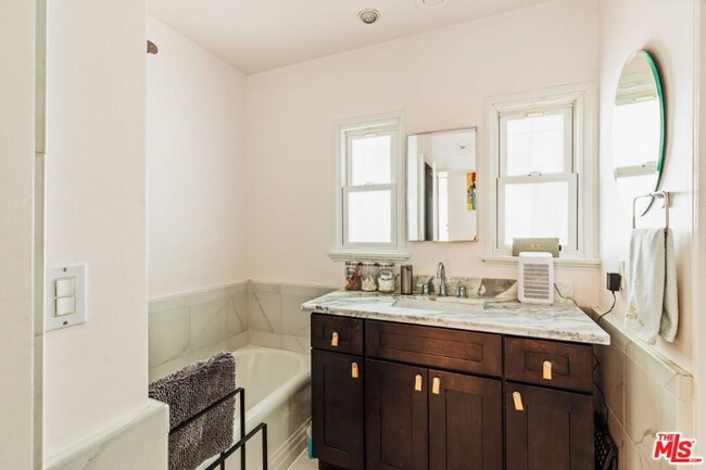 Foto del edificio - 5351 Packard St