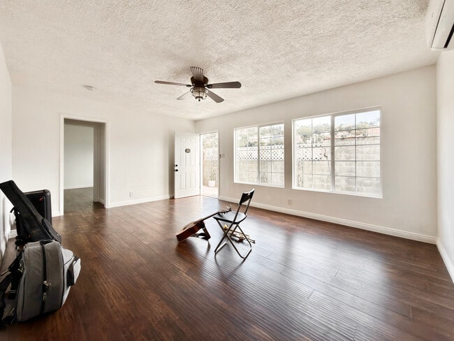 Living room - 3552 Whiteside St