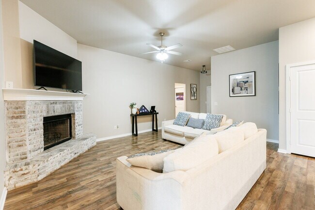Foto del edificio - Beautiful 3-Bed, 2-Bath Home In Frenship!