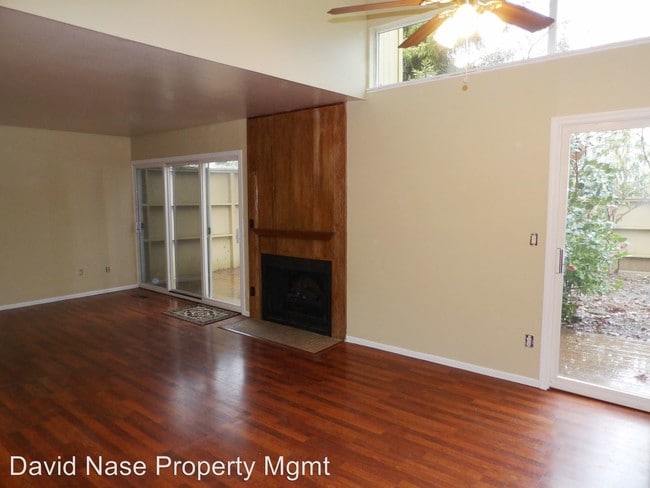 Building Photo - 1702 NW Lakeway Ln
