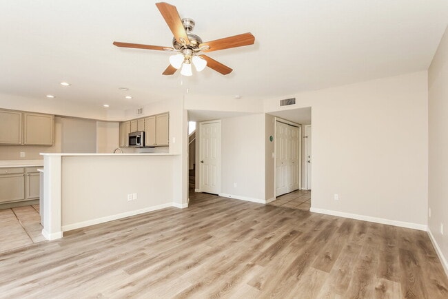 Foto del edificio - 7841 W McRae Way