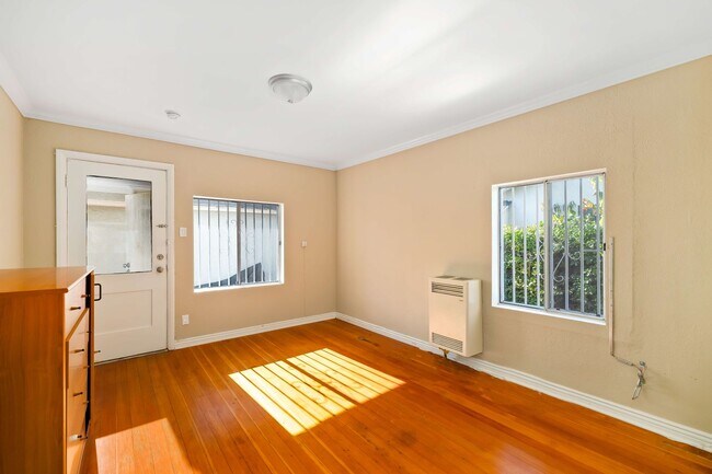 Foto del edificio - 4553 1/2 St. Charles PL