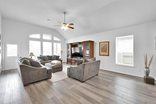 Foto del edificio - 21219 Grey Bloom Ave