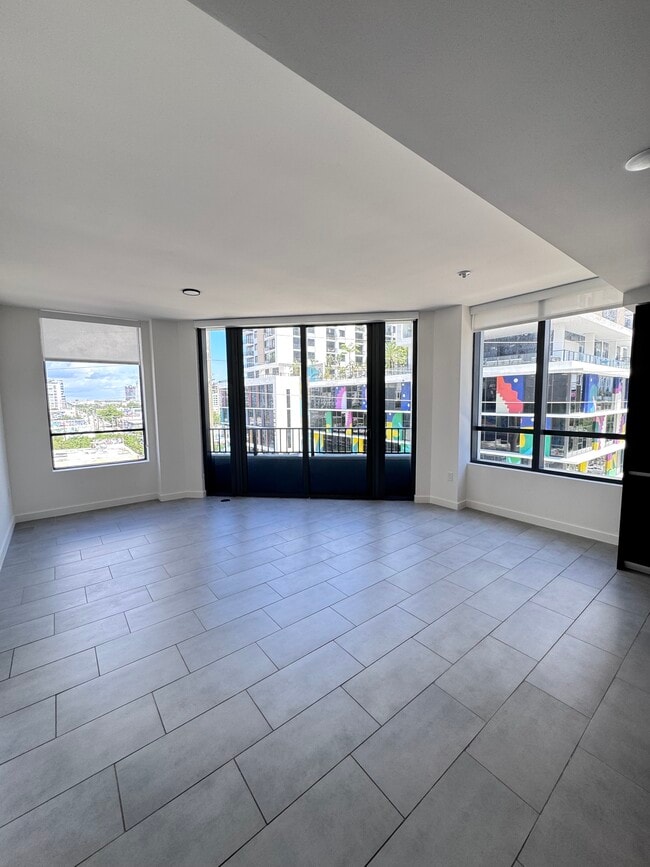 CORNER LIVING ROOM - 510 NE 34th St (Miami, FL) Apartments