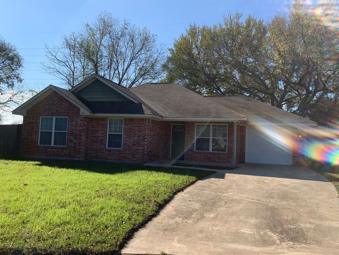 Foto principal - 3 bedroom 2 bath brick home