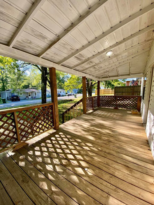 Building Photo - 620 N 6th House