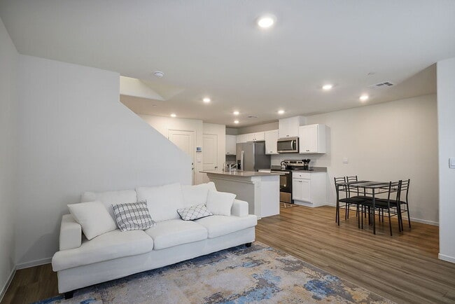 Foto del edificio - "Charming 3-Bedroom Townhouse with 2.5 Baths in Scenic Las Vegas Locale!"