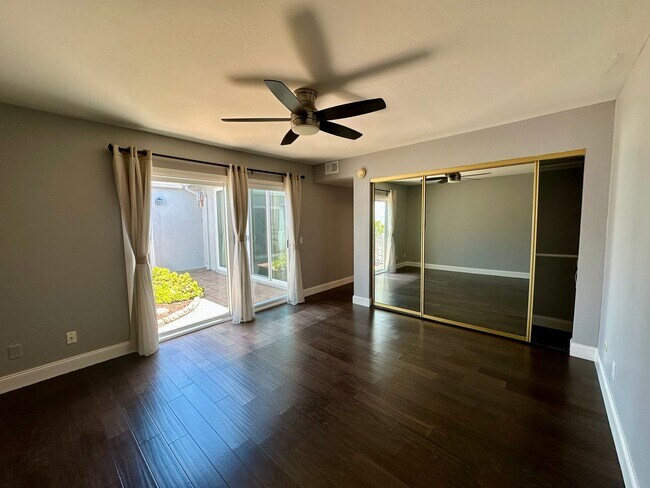 Foto del edificio - Gorgeous 4 BEDROOM 2 BATH !