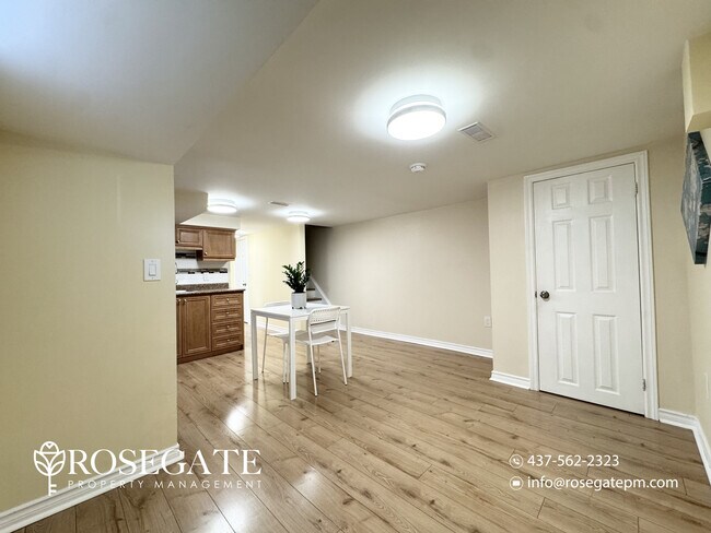 Photo du bâtiment - All-Inclusive Studio Basement Apartment with Internet – York