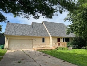Building Photo - 9613 Dennis Dr