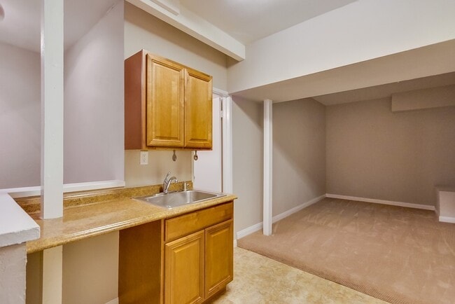 Building Photo - 450+ Sqft Studio in University City