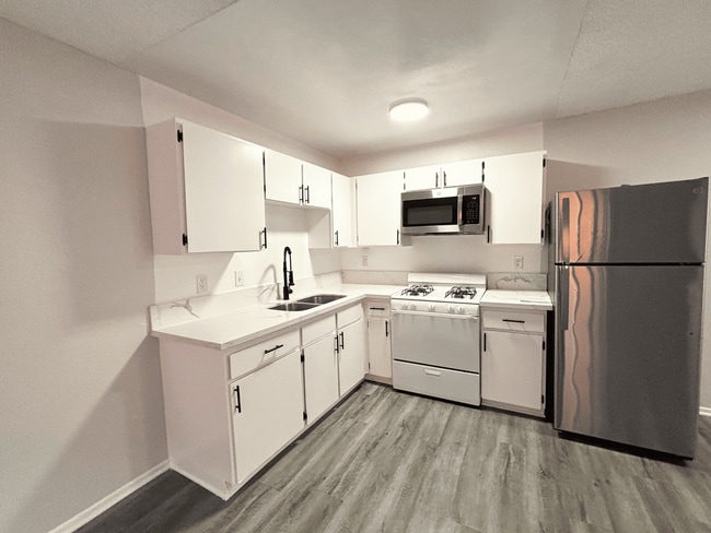 Interior Photo - 226 South Serrano
