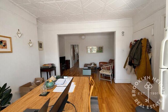 Foto del edificio - Floor-Through 1BR + Den – Top Floor Brownstone – Sun-Filled – Prime Location