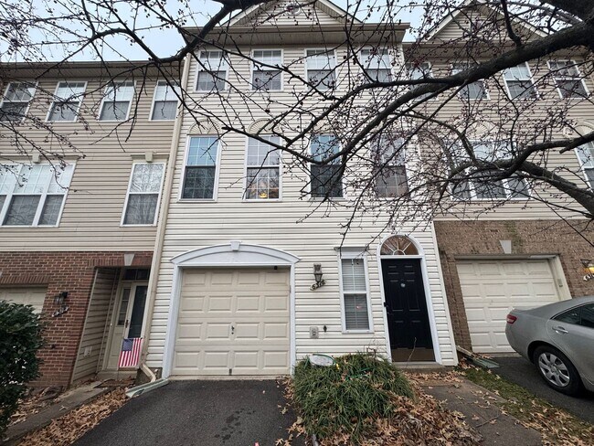 Building Photo - Stunning 3 Bed 2.5 Bath Home With Fenced Yard In Beautiful Harris Property