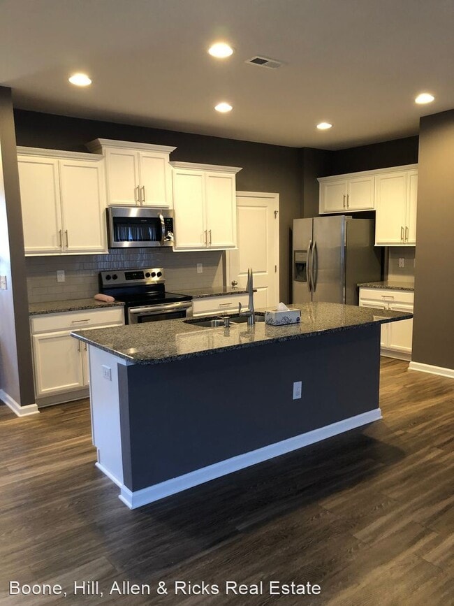 Building Photo - 548 Golden Villas Dr