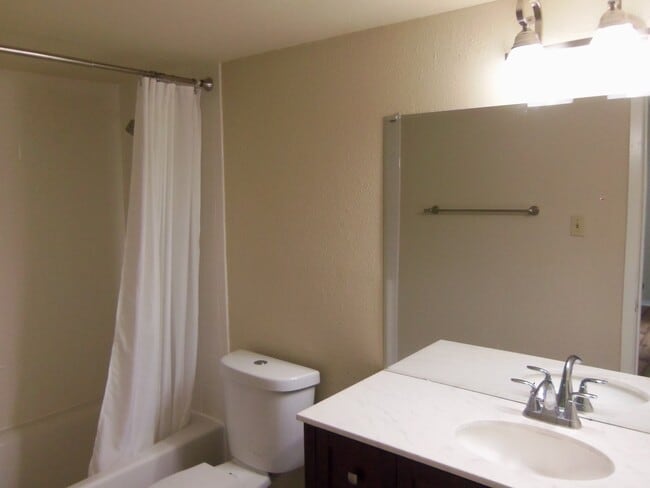 Building Photo - Cozy Condo close to downtown!!