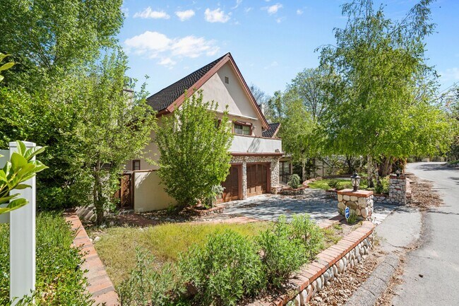 Foto del edificio - Brilliant Tavern Bay Home