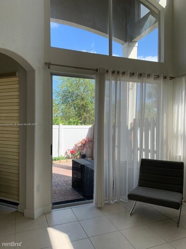 Foto del edificio - 4 br, 2.5 bath Townhome - 8041 NW 114th Pl...
