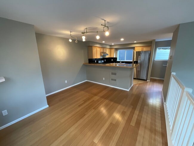 Building Photo - MAGNOLIA 3 BED, 1.5 BATH TOWNHOME FOR RENT...