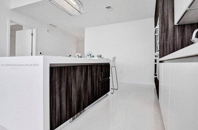 Building Photo - 851 NE 1st Ave