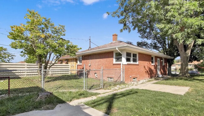 Building Photo - 3452 1st Ave