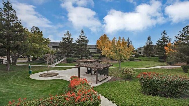 Building Photo - 42 Castlecrest Dr
