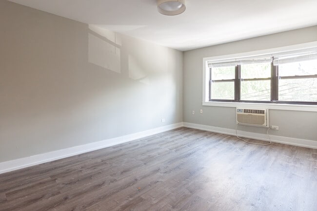 Building Photo - 454 W Barry Ave