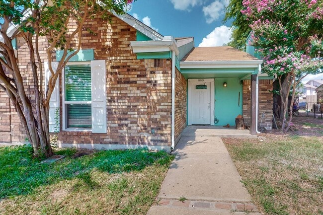 Photo - Cozy & Charming Duplex Retreat – Pet-Frien... House