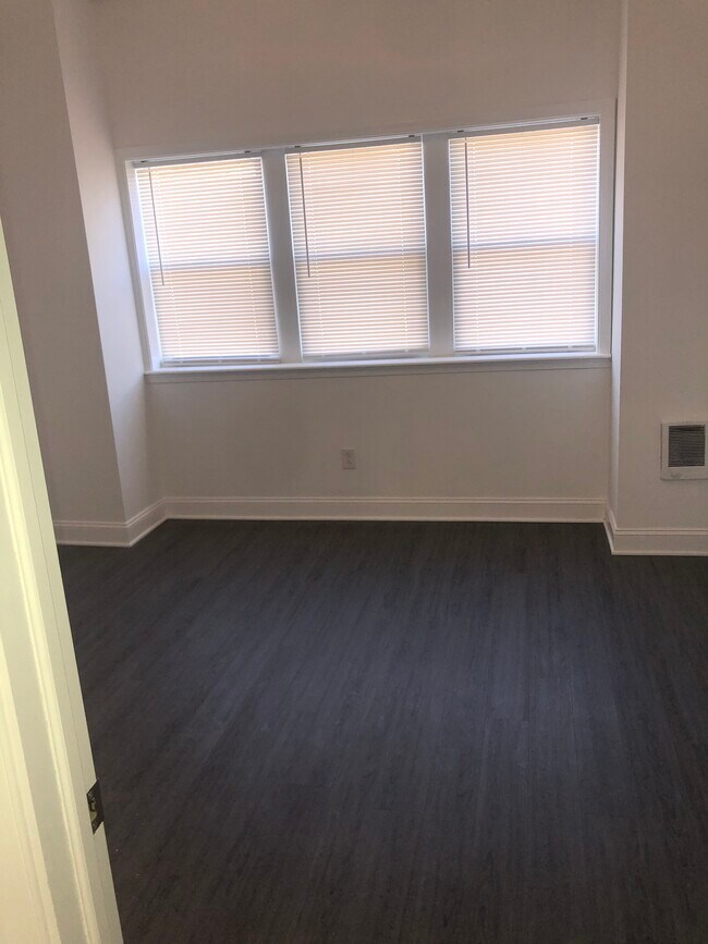bedroom - 3138 W Allegheny Ave