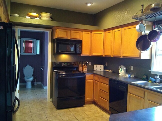 Building Photo - Charming 2 story home available on quiet s...