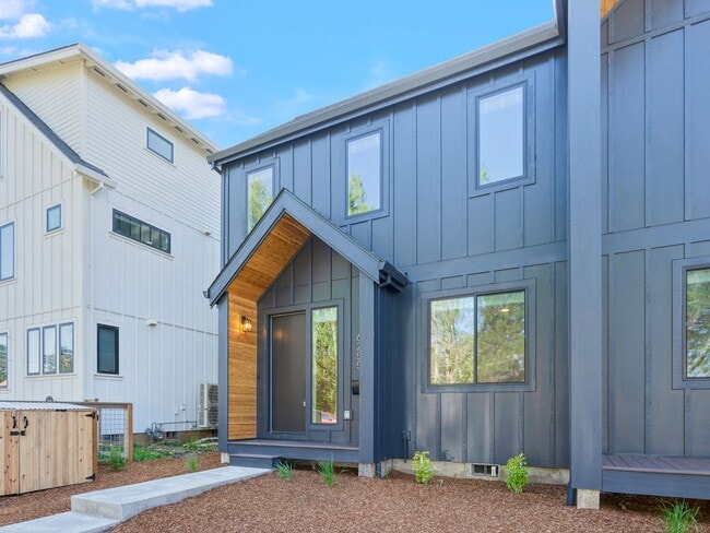 Foto del edificio - 3bed/2.5 Bath Duplex Unit New Construction...