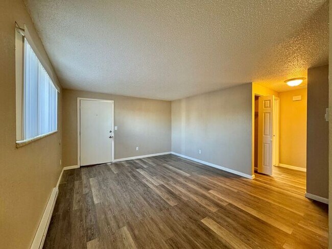 Building Photo - 1/2 Off 1st month's rent!!!! Beautifully R...