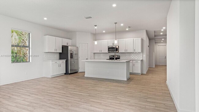 Foto del edificio - 7702 Deer Park Ave