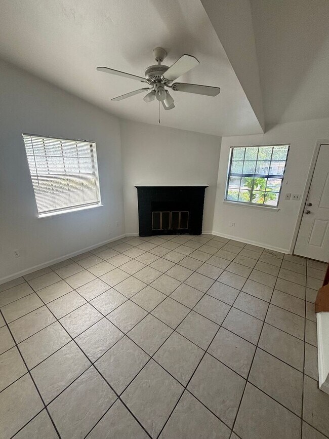Foto del edificio - Freshly Remodeled 3 BR 2 BA Townhome Locat...