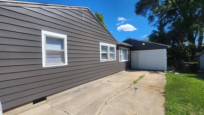 Building Photo - 907 Merrill Ave