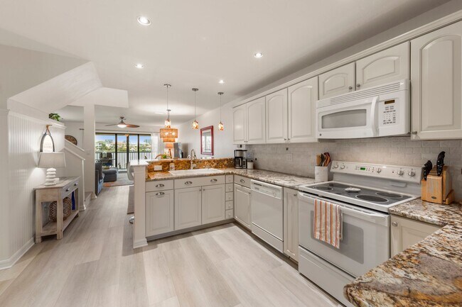 Foto del edificio - Steps from the Sand! Seasonal Retreat in Palm Bay Estates