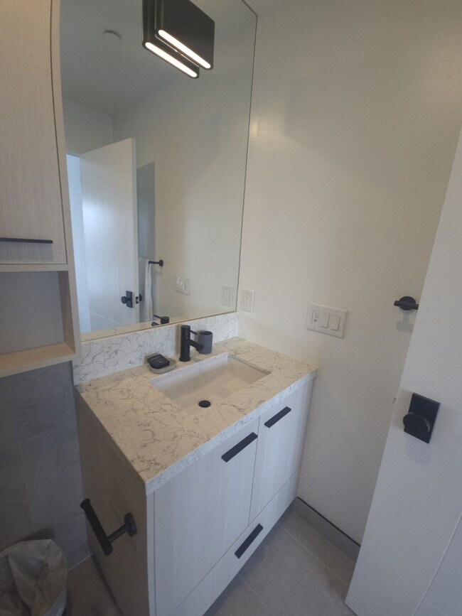 Building Photo - 160 Mutual St